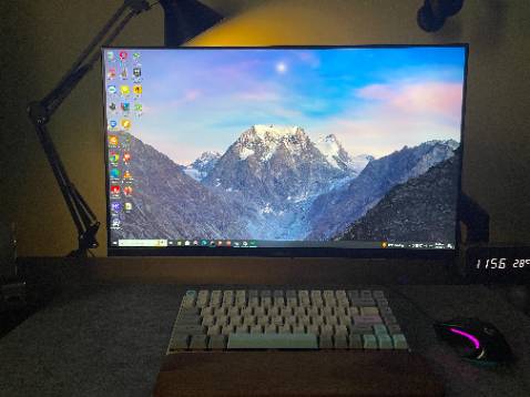 Màn hình hiển thị tốt, vỏ nhựa hơi ọp ẹp và hôi mùi nhựa nồng. Viền dưới màn hình có vết nhưng bong keo ko ảnh hưởng lắm nhưng nhìn hơi mất thẩm mỹ. So với tầm giá thì khá oke.