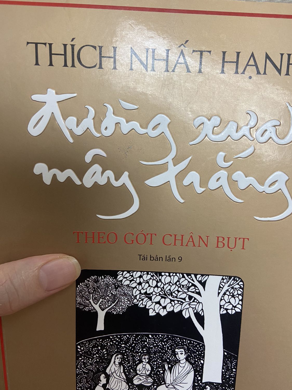 Sách cũ và bẩn, có nhiều vết xước. Ko phải kiểu để lâu nên cũ mà là sách cũ. Những sách giá trên 200k đều có lớp bóng kính bảo vệ, nhưng sách này ko còn, chỉ đc bọc 1 lớp màng bọc thực phẩm. Do là sách về Đức Phật nên mình sẽ ko yêu cầu đổi trả nhưng một cuốn sách giá trị mình rất muốn nó mới và thơm mùi sách chứ ko phải nhận một cuốn sách cũ thế này. Hơi buồn nhưng chắc do duyên. Mong nhà sách làm việc tốt hơn