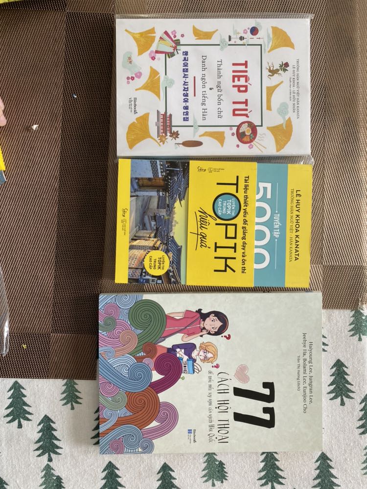 Đơn hàng giao lần đầu hỏng toàn bộ.
Sau khi nghiên cứu org chart công ty + 7749 cái email thì ngay hôm sau được đổi lại hàng nguyên vẹn ko tì vết. 
Cứ phải để mình thô lỗ, đối với order sách vở mình cầu toàn lắm, mà sure kèo ko phải mỗi mình mình cực đoan khi đụng tới sách vậy đâu. Just FYI, tks.
Về mấy cuốn sách: Vote mua quyển 77 cách hội thoại, giấy cực đẹp, trình bày dễ hiểu và gọn gàng, ngôn ngữ giao tiếp thường ngày nên dễ vận dụng, bớt học thuật.