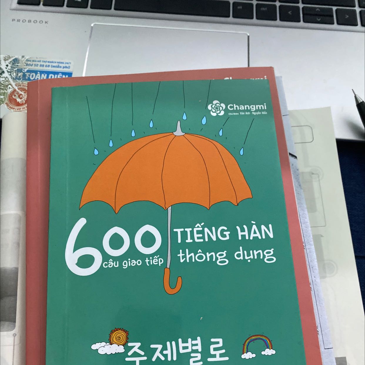 Giao hàng hơi lâu 1 chút và 1 điều mình cực kì ko hài lòng là hộp đựng sách của mình rất méo mó, rách, lòi cả sách ra ngoài. (Mình khui hộp lau quá r nên mình ko chụp lại đc). 
Hơn nữa nhân viên giao hàng sau khi mình mở cửa đưa tiền thì vứt hộp sách của mình 1 cách đạch. Trời ơi. Trên đó có ghi sách mà làm vậy?
Bù lại sách khá hay và giúp ích cho mình nhiều nhé. Tóm lại cảm ơn shop rất nhiều