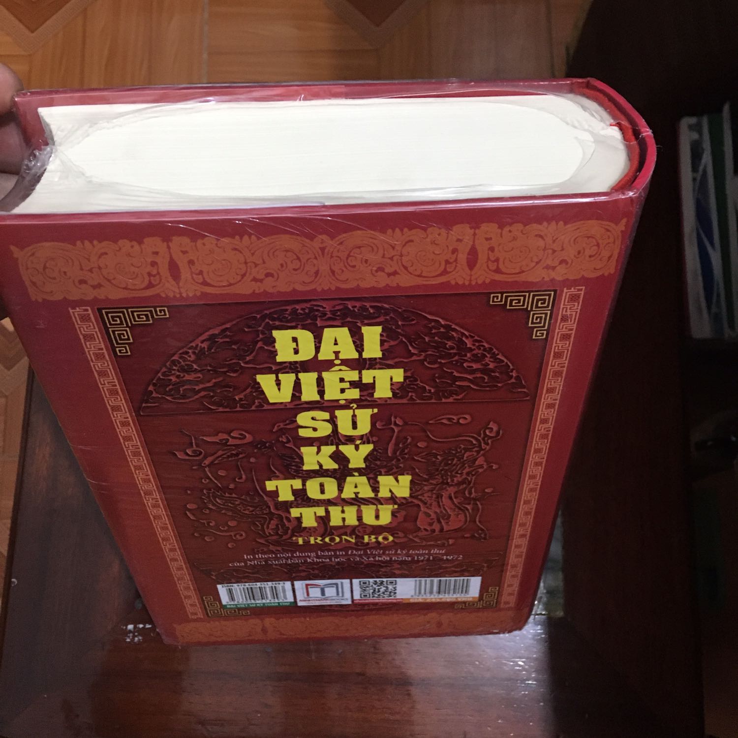 Mới xem qua nói chung ổn, có trang giấy bị gập khi in.