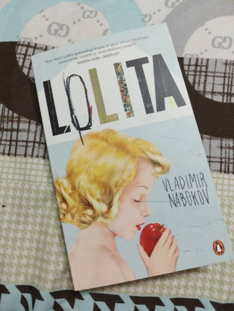 Sách thì miễn bàn, đơn giản là hay. 
Lưu ý cho bạn nào có dự định mua thì quyển này bé hơn nhiều so với bản tiếng Việt. Do đó mà cỡ chữ cũng bé í. Xuyên suốt truyện thì không có ảnh minh hoạ đâu. Còn về độ dày thì khoảng 1 lóng tay.
Fahasa ship nhanh lắm tối đặt sáng mai đã có dù theo lịch thì phải 2-3 ngày mới có.
Sách được giao tới tay mình thì vẫn còn lớp màn nhựa bao quanh nên không bị nhăn 
Mn nên mua nhé