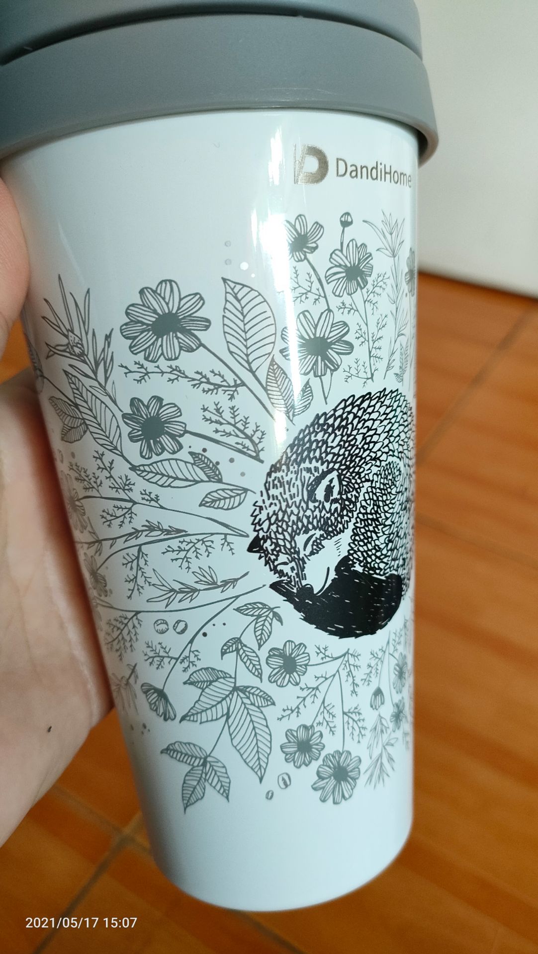 Thực sự rất đẹp luôn. Sản phẩm y như mô tả. Kích cỡ vừa phải, đủ cầm tay sang chảnh. À, nơi cắm ống hút nhỏ, không thể dùng ống hút inox được, bạn nào định mua lưu ý xíu vậy. Với mình thì sản phẩm quá tuyệt vời, xứng đáng đồng tiền!