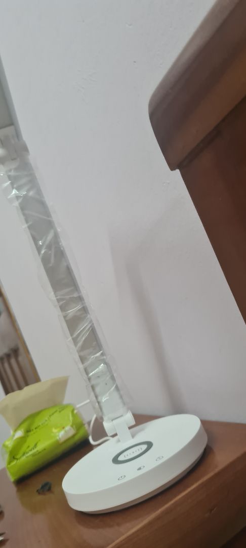 rất tiện lợi, đèn nhẹ tênh, cảm ứng rất nhạy, tối đặt hẹn giờ rồi đọc sách xong thoải mái ngủ, đèn tự tắt. điện thoại để đó sạc, sáng hôm sau là đầy.