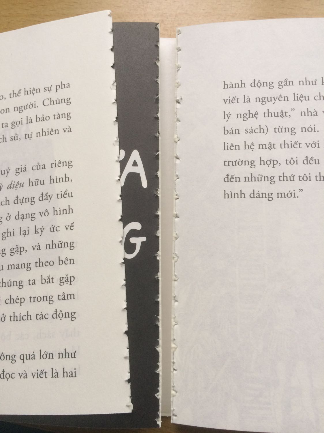 Cực kì khó chịu.
Quyển sách mua cũng không phải rẻ có bé tí bằng bàn tay thôi và mỏng thì chất lượng cũng phải ổn chứ. Đằng này vừa giở quyển sách ra đã bung bét hết r bay hết các trang.
K hiểu chất lượng in ấn kiểu gì.