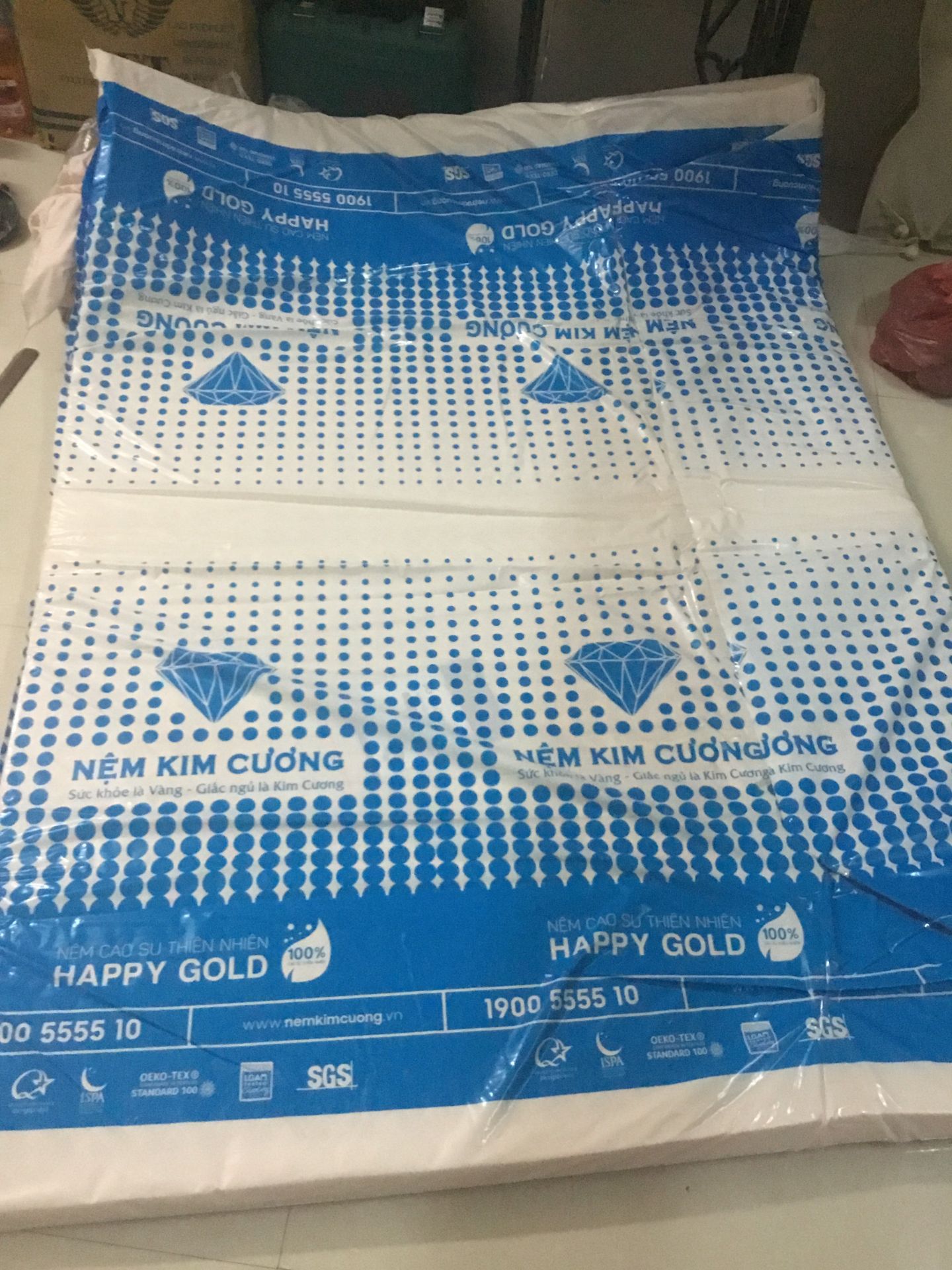 Nệm có độ đàn hồi ngang với nệm Vạn Thành (5cm), nên gỡ áo nệm sau 12-24h rồi sử dụng vì tuy nệm có mùi thơm nhưng ngửi nhiều sẽ rất khó chịu. Nhận hàng sau 1 ngày đặt hàng. Tóm lại là nên mua. Nhưng mà không biết kích hoạt bảo hành như thế nào nhỉ, vì giấy bảo hành chỉ có Serial của nệm.