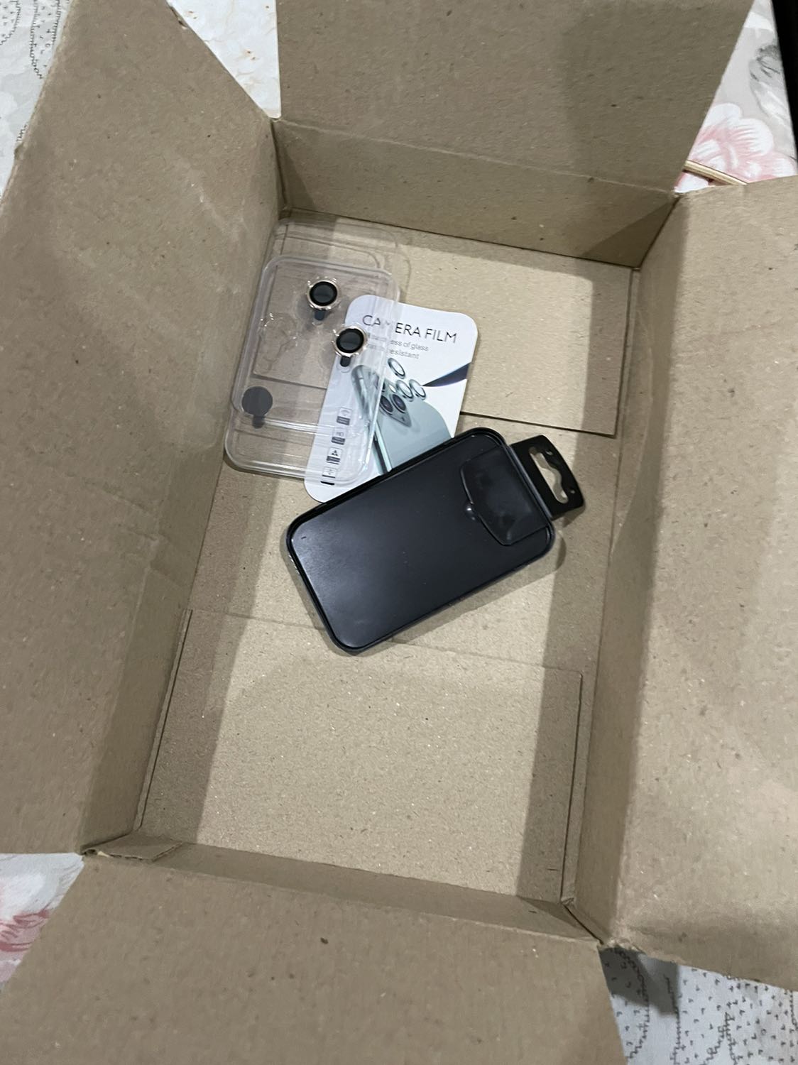 Hàng giao không chắc chắn. Một miếng thì không dính vào cam được