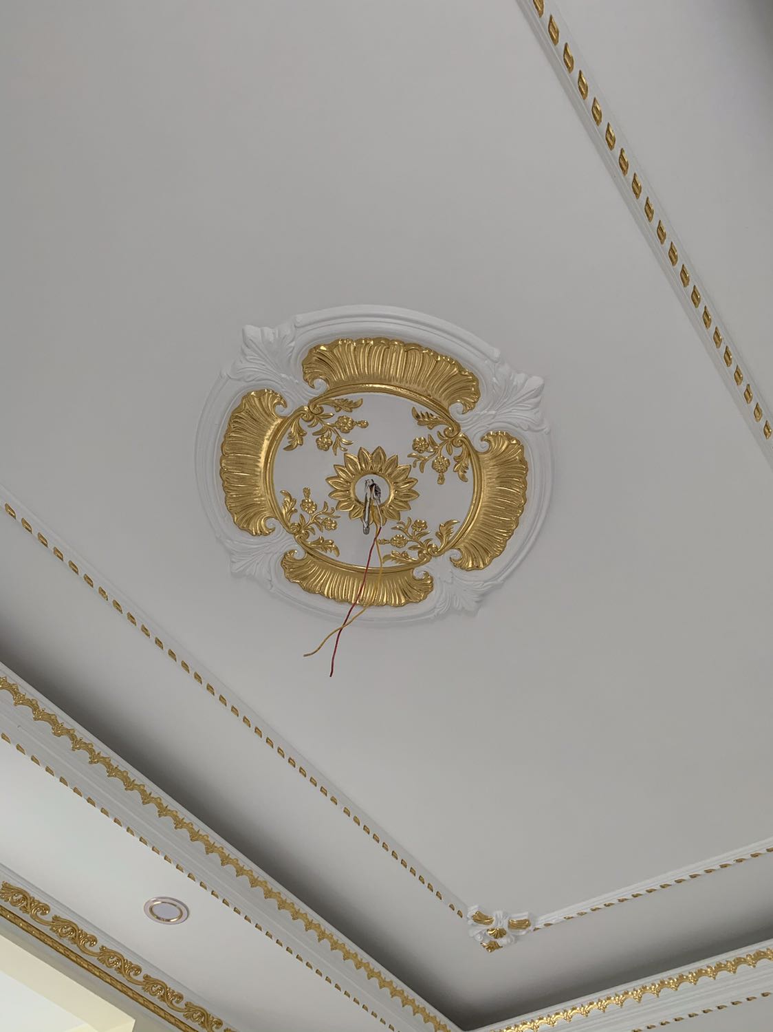 Điều quan trọng là chống nước không có nên nguy cơ bền thì ai mua đừng mong chờ nhé! Còn kiểu mua xài mà nâng như nâng trứng thì chịu. Nguyên lý chống nước là phải có gioăng cao su nắp dưới đế hoặc ốp đế là nhựa mềm ôm sát mà không có thì sao chống nước.(cứ tưởng lắp đế là nhựa mềm ôm được nhưng hóa ra là nhựa cứng nước vào như thường trong lần xài đầu tiên phải tháo ra lau). Còn lại thì ok. Nói chung tầm giá này thì ổn trong việc trải nghiệm