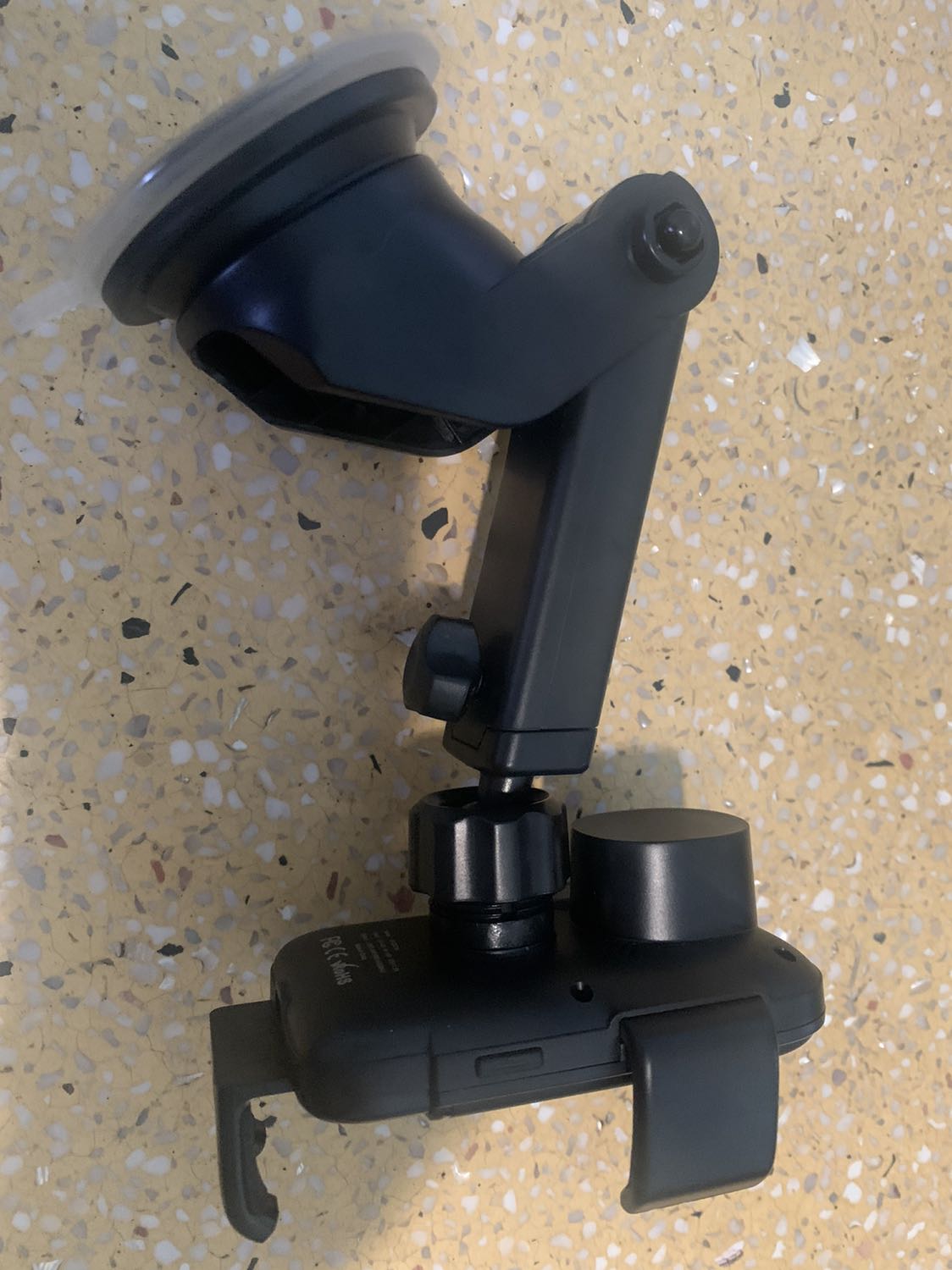 Sd đế hít hoặc kẹp cũng tiện lợi, có thêm sạc thông minh, thích