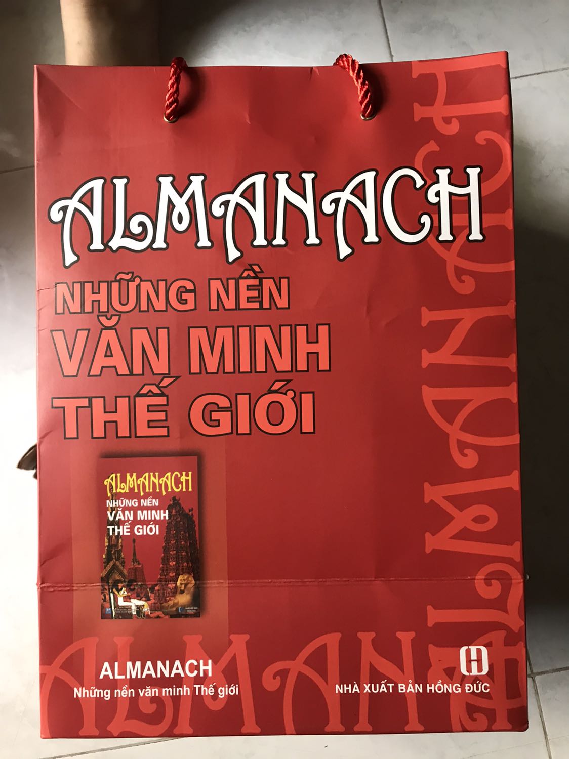 Rất hài lòng:
1. Đóng gói cẩn thận, nhà cung cấp và nhà phân phối sản phẩm rất chuyển nghiệp
2. Cầm trên tay "tri thức tinh hoa nhân loại thu nhỏ" thật đồ sộ, (cuốn sách nặng 7 kg). Thật tuyệt vời.
3. Sách đẹp, chất liệu giấy, hình ảnh, in rất đẹp.
