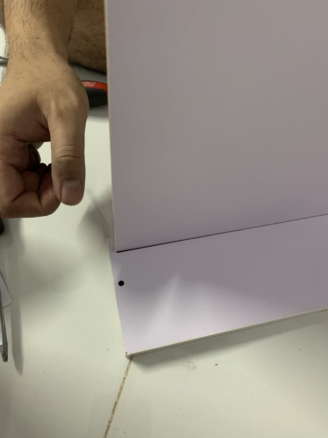 Tấm đế hộc shop cắt kích thước ko đúng nên ko lắp hộc được. Đang đợi shop phản hồi. Trước mua bàn và kệ sách thấy ưng ý nhưng lần này hơi thất vọng.