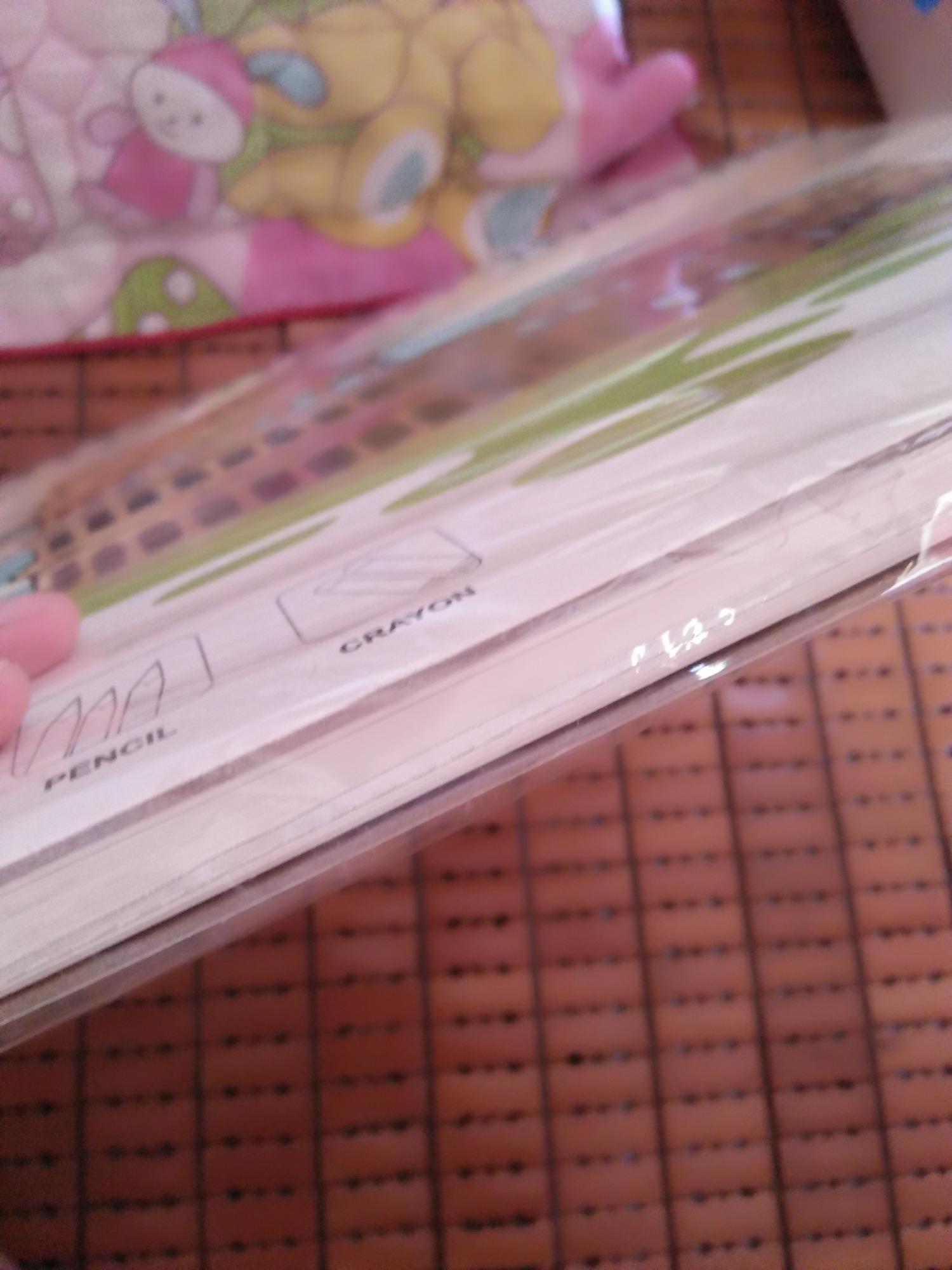 Minh nghĩ nó khá to và dày,  mk thích mẫu trong hình hơn nhưng vì là giao ngẫu nhiên nên đành chịu.  Mình nghĩ giấy khá tốt,  nhưng con vẻ hơi mỏng nên chắc ko hợp và màu Nước lắm,  còn các màu khác thì OK.  Nói chung là đẹp,  bạn cứ mua khắc biết.....