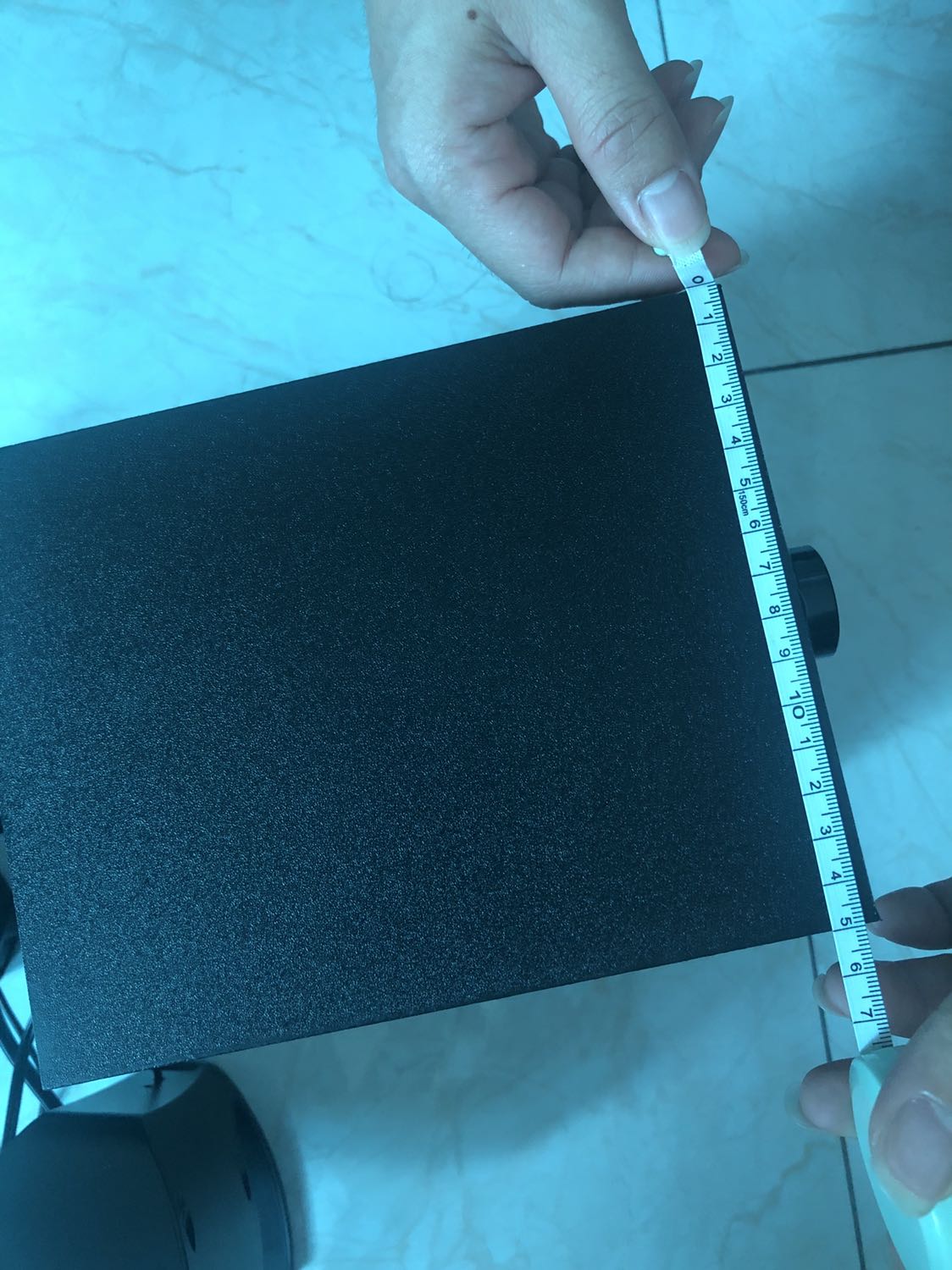 Nhận được loa kích thước nhỏ hơn và nhẹ cân hơn khá nhiều so với thông tin trong mô tả sản phẩm, chất lượng âm thanh rất chán. Lần nào mua hàng Tiki cũng chọn Tiki Trading vì tin tưởng, nhưng lần này khá thất vọng. Đã gửi yêu cầu đổi trả.