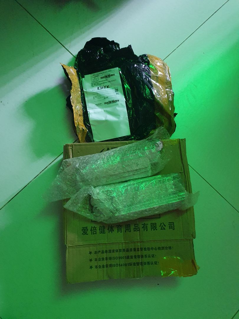 giao hàng sao không có đai đeo chân mà chỉ có mấy thanh tạ à,sao kỳ vậy.