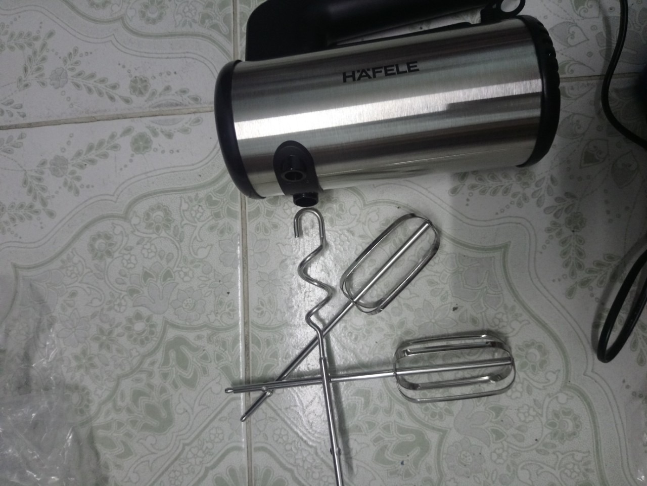 Ưu điểm: Máy có 5 chế độ , theo độ mạnh từ 1 đến 5. Đánh tầm số 3 là mạnh rồi. muốn mạnh có thể nhấn thêm chế độ Turbo.  Máy khá mạnh mẽ, bạn nào mới đánh trứng làm bánh thì nên cẩn thận khi dùng. Tháo lắp cây quậy tiện lợi, dễ dàng
Nhược điểm : cầm hơi nặng tay, mình có clip kèm khi bấm theo thứ tự số , mg có thể tham khảo khi mua