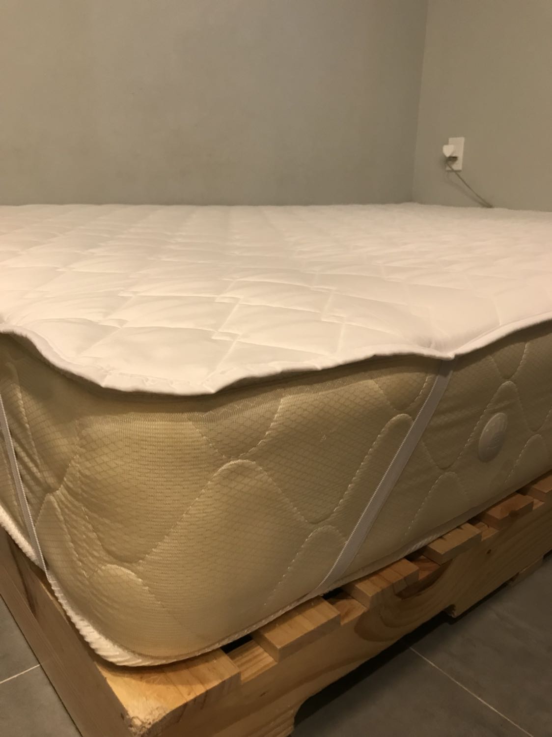 Tấm lót mỏng nhẹ, chất liệu thoải mái, kích cỡ được may đo chính xác từng ly, sợi chun bọc đàn hồi cao, độ dày nệm của mình 2cm và cảm hía là vừa in! Recommend nên mua! Tấm lót mỏng nhẹ, chất liệu thoải mái, kích cỡ được may đo chính xác từng ly, sợi chun bọc đàn hồi cao, độ dày nệm của mình 2cm và cảm hía là vừa in! Recommend nên mua!