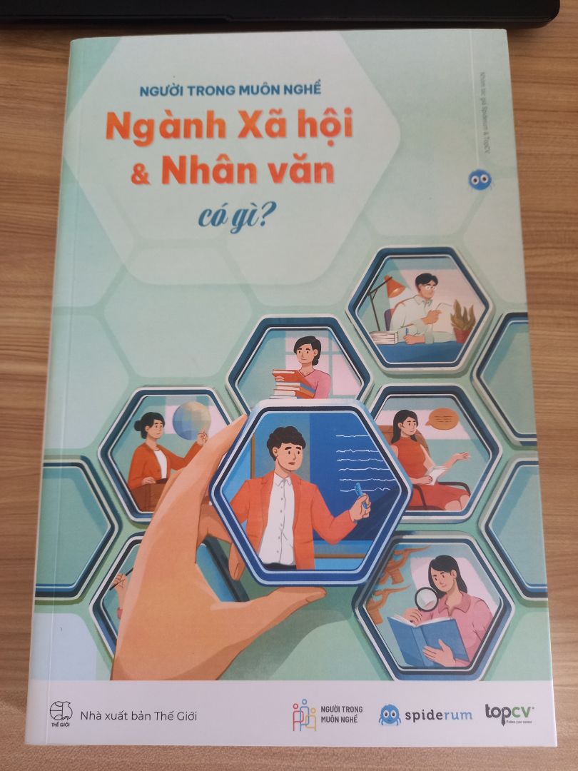 bìa sách rất đẹp ạ, sách dày, chất lượng, mình đọc sơ mục lục thấy rất đỉnh luôn. mong là sẽ hoàn thành ẻm sớm ^^