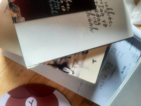 Bên shop gói hàng cực kì sơ sài như hình không có gói gì lại để sách khỏi bị méo góc, sách nhìn vào có vài dấu bẩn và bụi, không có bọc sách. Mua lần trước shop gói cẩn thận bao bọc kĩ càng rất thích nên đặt lại lần 2 mà shop ẩu á mua 1 lần tận 4 5 quyển lận