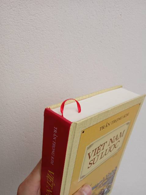 Sách rất ổn và mình có chút nhận xét sau:
Về hình thức: 
+ Sách khổ lớn hơn mình nghĩ, chắc chắn, cầm rất chắc tay nhưng do vận chuyển nên 4 góc bìa ít nhiều không còn lành lặn, mình nghĩ tiki nên cải thiện công đoạn gói hàng. 
+ Bìa sách cũng khá ổn trên bìa có chữ Nguyên (元) (giặc Nguyên) và Trần (陈) (quân nhà Trần) nhưng 陈 là chữ Hán hiện đại, với thời nhà trần mình nghĩ nên dùng chữ Trần (陳) thời đó. Về nội dung: 
+ Phải nói là phần mục lục và phụ lục rất chi tiết. 
+ Mình đã đọc được kha khá nội dung trong này, phải nói Trần Trọng Kim đã viết một tác phẩm rất tuyệt vời, khơi gợi lòng tự hào dân tộc đặc biệt ở thời Lý, Trần. 
+ Tuy nhiên do thời đại ông viết cuốn sách này (đầu thế kỉ 20) Pháp đô hộ nước ta, Pháp quản lí luôn cả việc xuất bản sách nên trong phần nhà Nguyễn, tác giả rất ít đưa những điều tàn nhẫn của thực dân Pháp vào, thay vì dùng từ "đô hộ" tác giả thay bằng "bảo hộ" (dù ai cũng biết lúc này nhà Nguyễn chỉ là con rối của Pháp) và những cuộc cách mạng trong nước nổi lên tác giả dùng từ "làm loạn" và coi nhẹ nó đặc biệt của Tôn Thất Thuyết. + Về nội dung mình nghĩ ngoài phần nhà Nguyễn thì những phần còn lại đều rất tuyệt. 
Tóm lại với giá tiền hơn 100k mình nghĩ đây vẫn là một sản phẩm rất tuyệt vời cho những người yêu sử.