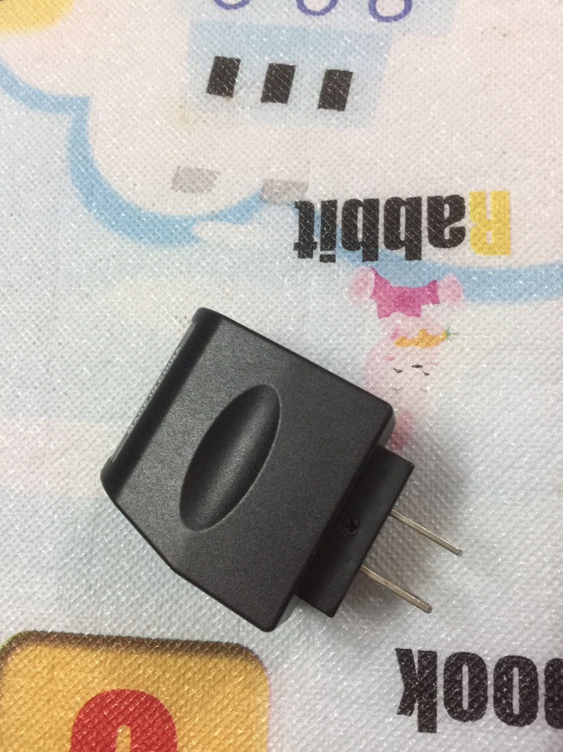 Hàng đóng gói cẩn thận. Vận chuyển nhanh. Nhưng KHÔNG ĐÚNG như yêu cầu đặt hàng ( yêu cầu chân cắm TRÒN lại giao chân DẸT  quan trọng là khi cắm điện KHÔNG VÀO đen báo không sáng quạt 12V không chạy. Mong TIKI quan tâm lại. Xin CẢM ƠN.