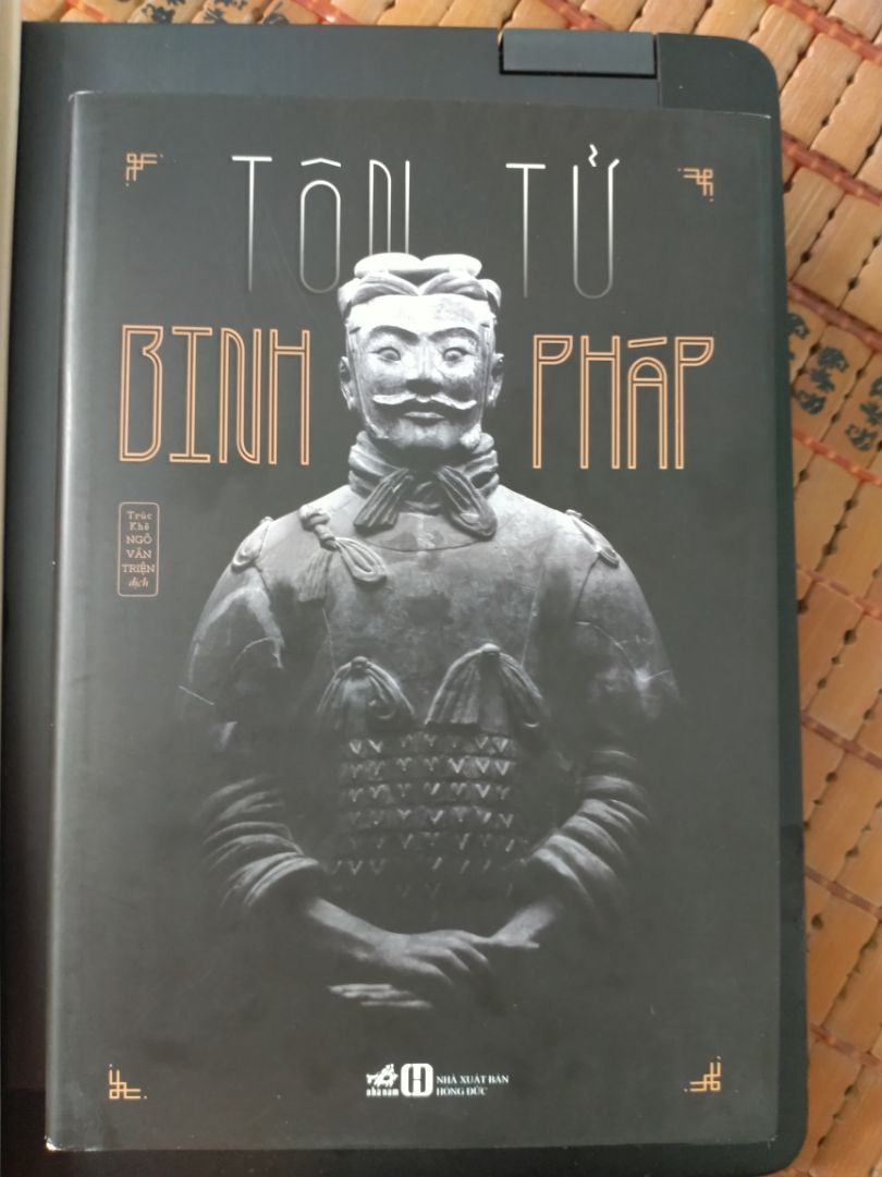Sách bìa mềm, có kèm bìa rời, khổ giấy cầm vừa tay.

Cả Đông A lẫn Nhã Nam đều tái bản Tôn Tử binh pháp do cụ Trúc Khê Ngô Văn Triện dịch. Theo tôi, đây là bản dịch hay nhất. Về mặt ngữ âm, bản dịch đạt đến độ tương đương ngữ âm gần như tuyệt đối. Thay vì dịch dông dài, diễn ý lằng nhằng, cụ Trúc Khê dịch đỉnh đến mức số âm trong bản dịch bằng đúng số tiếng trong bản nguồn.
Ví dụ: Tôn Tử viết: Binh giả, quốc chi đại sự, tử sinh chi địa, tồn vong chi đạo, bất khả bất sát dã. Tôn Tử nói: Binh là việc lớn của nước, cái đất chết sống, cái đạo mất còn, không thể không xét tỏ.
Về măt ngữ nghĩa và ngữ dụng thì khỏi bàn, cái cô đọng của bản gốc được trình bày sang bản dịch một cách vô cùng tài tình. Ngoài ra, cụ Trúc Khê thay vì ví dụ bằng các trận đánh cụ thể như mấy bản Tôn tử khác, cụ lại dẫn những lời chú của 10 nhà binh pháp đời sau, trong đó có Ngụy Vũ đế Tào Mạnh Đức.