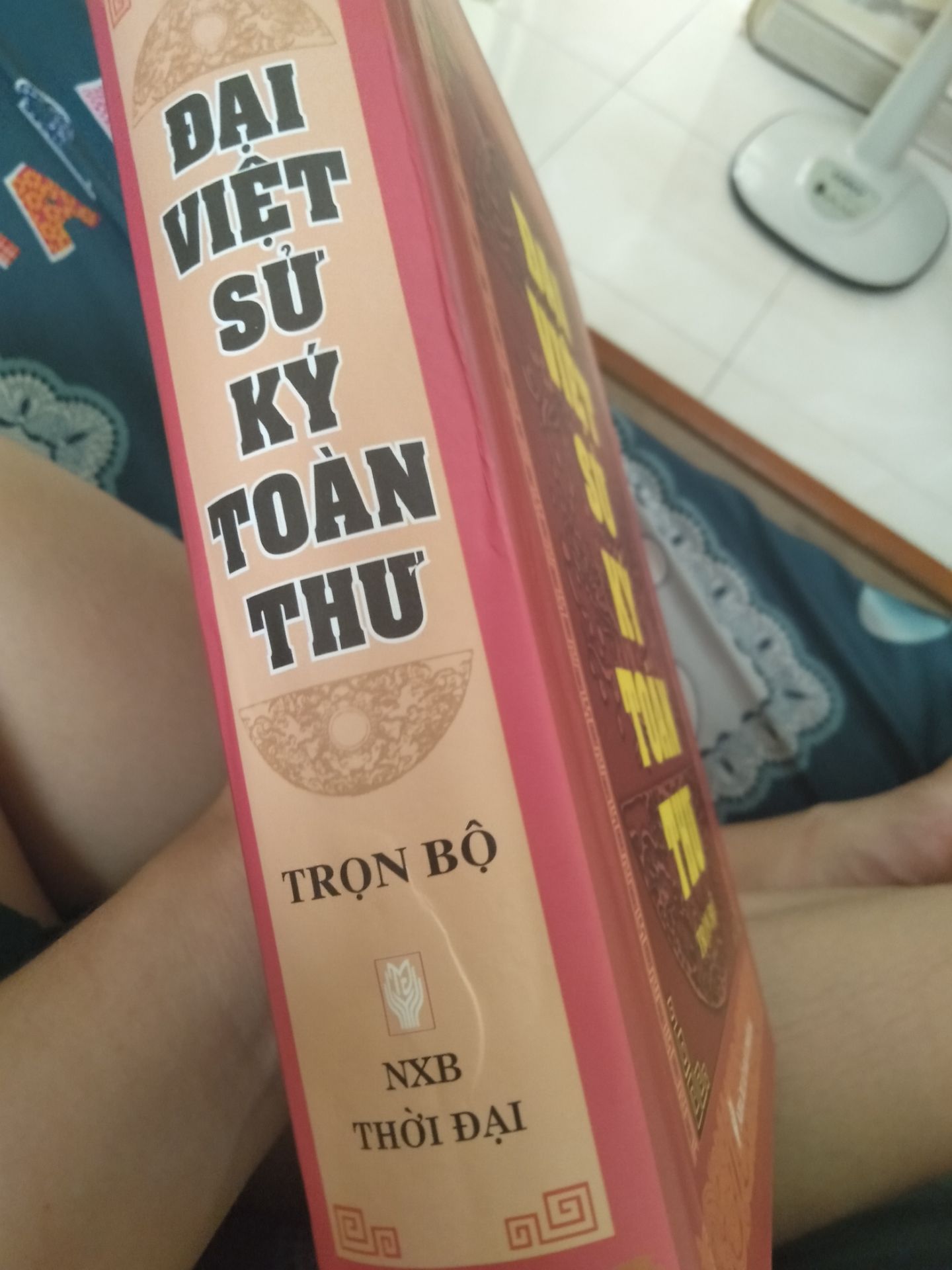 Tổng quan bề ngoài thì có nhăn và rộp 1 số chỗ. Nhưng một cuốn sách siêu to khổng lồ bìa cứng trên 1000 trang có chủ đề bao quát cả lịch sử Việt Nam mà mua được với giá này thật sự quá hời.