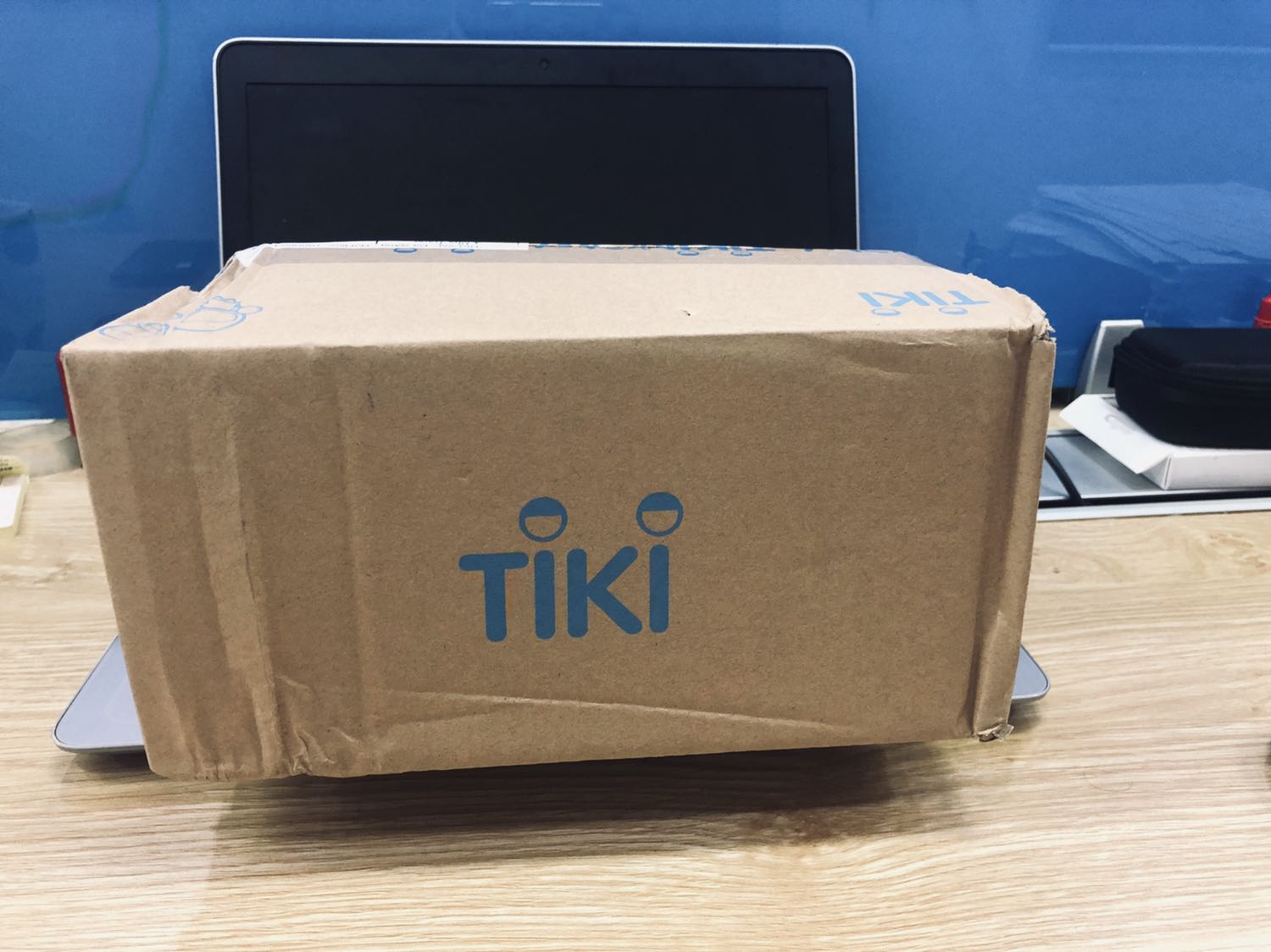 Sản phẩm chất lượng tốt, rộng rãi nhưng hơi dày, chỉ tiện bỏ vào balo đi du lịch, chứ bỏ vào cặp táp đi làm thì cộm lắm, nên tuỳ theo nhu cầu của mỗi người, còn về chất lượng thì khỏi bàn cãi trong tầm giá. Tiki giao hàng nhanh hơn dự kiến và vẫn là đóng hộp quá to so với sản phẩm. Nhận hàng mới nguyên seal. Đánh giá 5 sao!