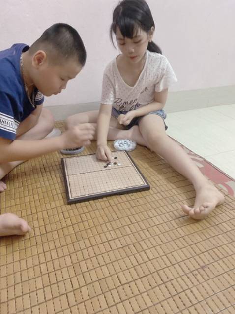 Mình có mua về cho 2 bé con nhà mình luyện cờ ca rô, minh thì luyện cờ vây. Phải nói với giá thành có hơn 100 k mà mua được sản phẩm như này quả là giá rẻ bất ngờ mà chất lượng cũng rất vượt trội chứ không phải lởm khởm nha quý vị! màu sắc đen trắng trông khôn chứ không dại hay bám dính hời hợt như mấy chỗ mua ở bên khác1
mình đặt 1 bộ quân nhiều, 1 bộ quân ít nhưng đều kích thước 28.5x28.5cm. mỗi bộ có cái hay riêng, mặt bàn khá bóng nhẵn, và độ bám hít nam châm tốt! sẽ còn trải nghiệm, và mấy nữa có thể sẽ mua bộ to. khuyên các bạn nên mua!! Mình có mua về cho 2 bé con nhà mình luyện cờ ca rô, minh thì luyện cờ vây. Phải nói với giá thành có hơn 100 k mà mua được sản phẩm như này quả là giá rẻ bất ngờ mà chất lượng cũng rất vượt trội chứ không phải lởm khởm nha quý vị! màu sắc đen trắng trông khôn chứ không dại hay bám dính hời hợt như mấy chỗ mua ở bên khác1
mình đặt 1 bộ quân nhiều, 1 bộ quân ít nhưng đều kích thước 28.5x28.5cm. mỗi bộ có cái hay riêng, mặt bàn khá bóng nhẵn, và độ bám hít nam châm tốt! sẽ còn trải nghiệm, và mấy nữa có thể sẽ mua bộ to. khuyên các bạn nên mua!!