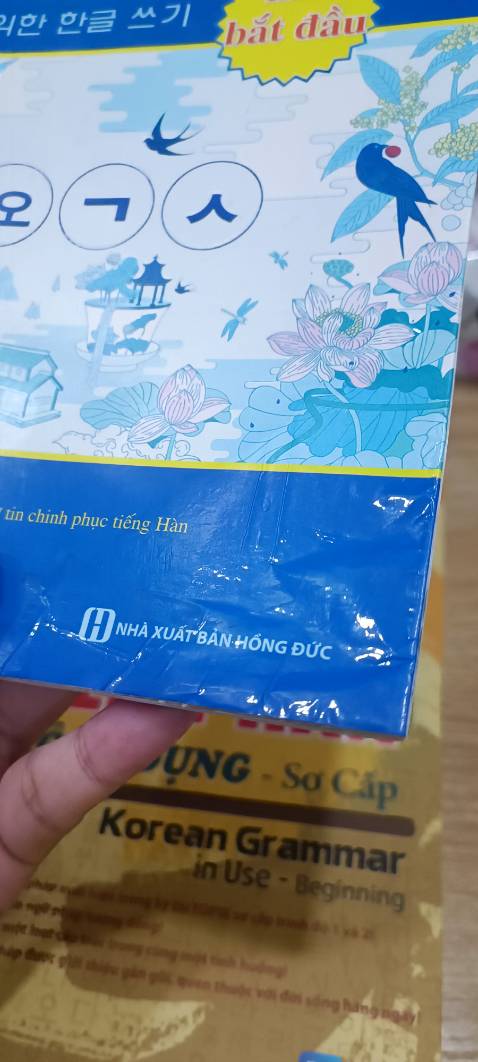 Hãi luôn. Sách để chỗ nào rồi bị nhăn nheo tới mức mà cái miếng nylon nó phồng lên muốn bị hở ra luôn mà shop còn nỡ lòng nào đem giao cho khách! Hãi luôn. Sách để chỗ nào rồi bị nhăn nheo tới mức mà cái miếng nylon nó phồng lên muốn bị hở ra luôn mà shop còn nỡ lòng nào đem giao cho khách!