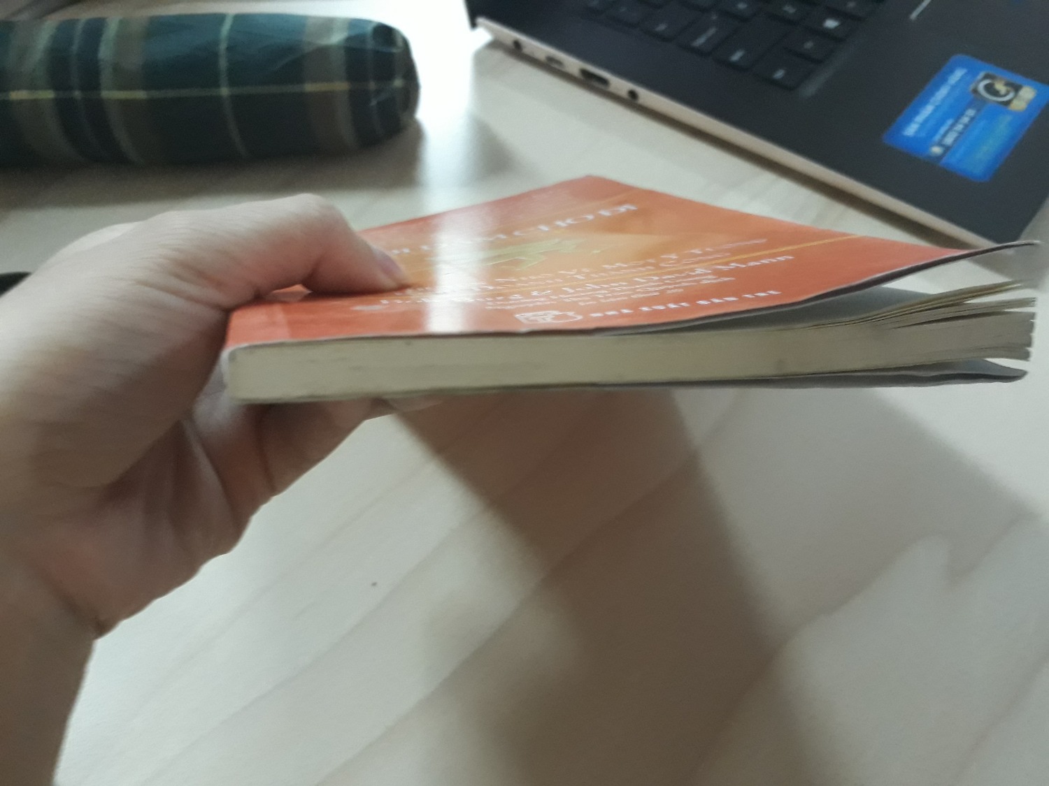 - Sách mình nhận là sách cũ, đã qua sử dụng, sách vừa vừa rách. Mình không thể nào tin được tiki lại giao cho mình 1 cuốn sách như vậy. Chẳng lẽ tiki không kiểm tra hàng, đóng gói trước khi giao cho khách sao? Hay là tại vì mình mua hàng giảm giá nên giao thế nào cũng được??? Mới mua hàng lần đầu mà đã gặp 1 vố như thế này thì làm sao mua tiếp được. 
Mong tiki vui lòng nhận lại hàng để đổi sản phẩm mới hoặc hoàn lại tiền cho mình. Xin cảm ơn!