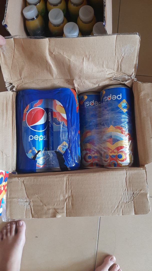 nhân viên kho tiki hcm làm ăn rất ***. thùng hàng bị bể vỡ, ướt thùng, thiếu *** (1 lốc có 5 ***, quấn băng trong xung quanh, có *** móp méo, các lốc khác đều bị ướt, nước thấm để lâu gây gỉ set vàng vỏ ***, vỏ thùng dán băng keo tùm lum, các lốc nước ngọt xếp ngược xuôi lung tung, mà vẫn cố tình gửi giao cho khách, giống như lụm nhặt lại các hàng bể vỡ chắp vá vô thành thùng khác để giao khách. thùng giấy pepsi ướt mềm. vết màng ni***g bọc và băng keo tiki now vẫn còn nguyên xi, chứng tỏ thùng này đã bị lỗi từ trong kho chứ ko phải do bên vận chuyển, shipper làm vỡ hàng, lấy hàng. 
2 thùng quấn chung nên 2 vỏ thùng đều bị ướt, các lớp giấy ở vỏ thùng nhăn nheo tách thành nhiều lớp, bốc mùi chua hôi, 2 vỏ thùng *** rách rưới. Hàng như vậy mà nhân viên kho cũng đóng hàng gửi khách được. Mong tiki làm việc lại với nhân viên. Mình rất bực mình.