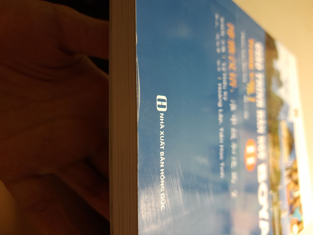 Tiki giao hàng nhanh, sách mình nhận là bản in khá mới (năm 2021). Bìa có hơi bong lớp nilong một tí xíu, và phần cuối sách bị gấp nếp một chút nhưng không sao.
Mình chưa học nên chưa review được nội dung.