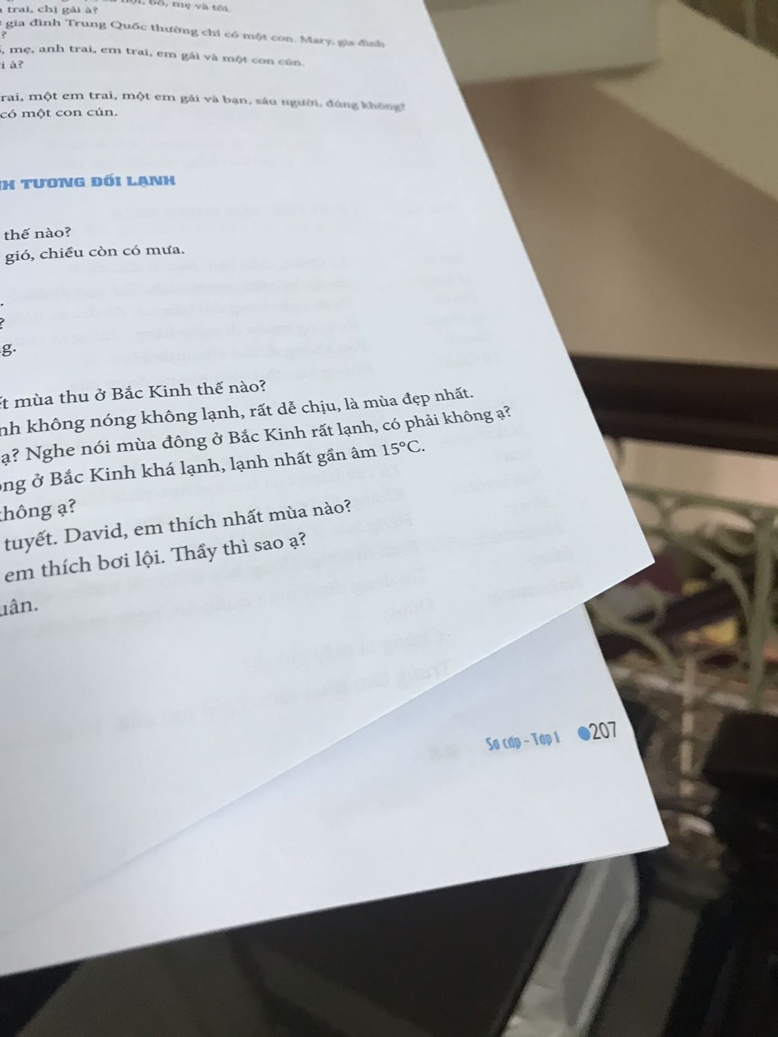 Mình đặt sách hôm 7/12, cuốn giáo trình này và 1 cuốn tập viết. Sau đó Tiki đột ngột thông báo thay đổi đơn hàng bằng email, nhưng không nói là vấn đề gì. Lúc coi hoá đơn giao hàng mình mới biết chỉ còn 1 cuốn giáo trình. Hôm nay mình nhờ người nhà lấy sách giùm, người nhà không kiểm tra kĩ. Về mở ra thì như thế này. Nhưng mình tải app về sử dụng được. 
Mình còn 1 cuốn tập viết, không biết có được giao hay không. 
Mấy lần trước đặt sách tại Tiki không bị như thế này.