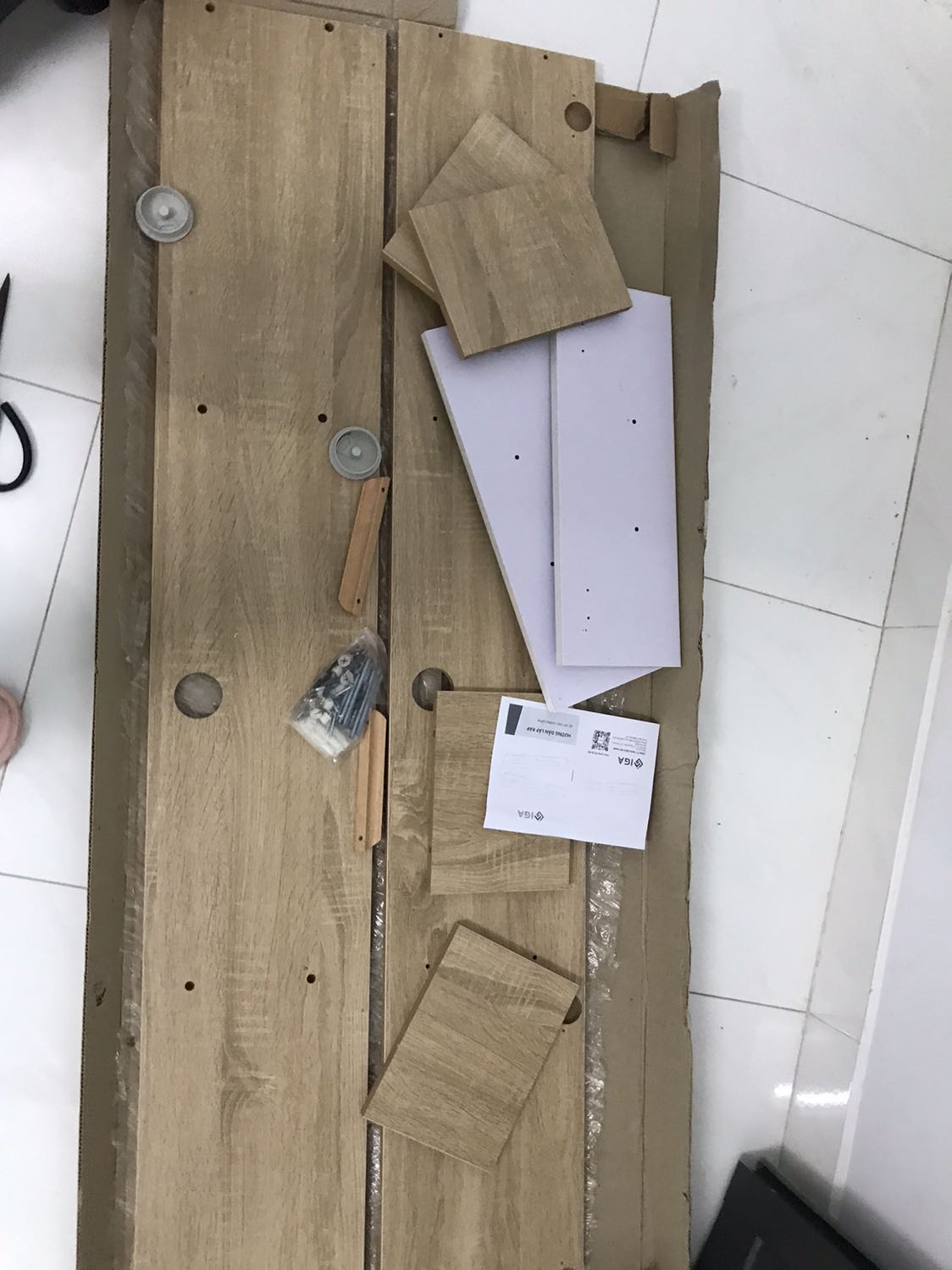 Sản phẩm rất ok, nhưng shop có vẻ k cẩn thận trong khâu đóng gói, mình khui ra bị thiếu đến 4 cái bản lề bậc của cánh tủ, và sản phẩm tuy có hướng dẫn lắp ráp nhưng chưa tườn tận lắm và khi lắp lên tường thì không ổn, cái này cty cần thiết kế lại dễ dàng hơn để khách dễ gắn lên.