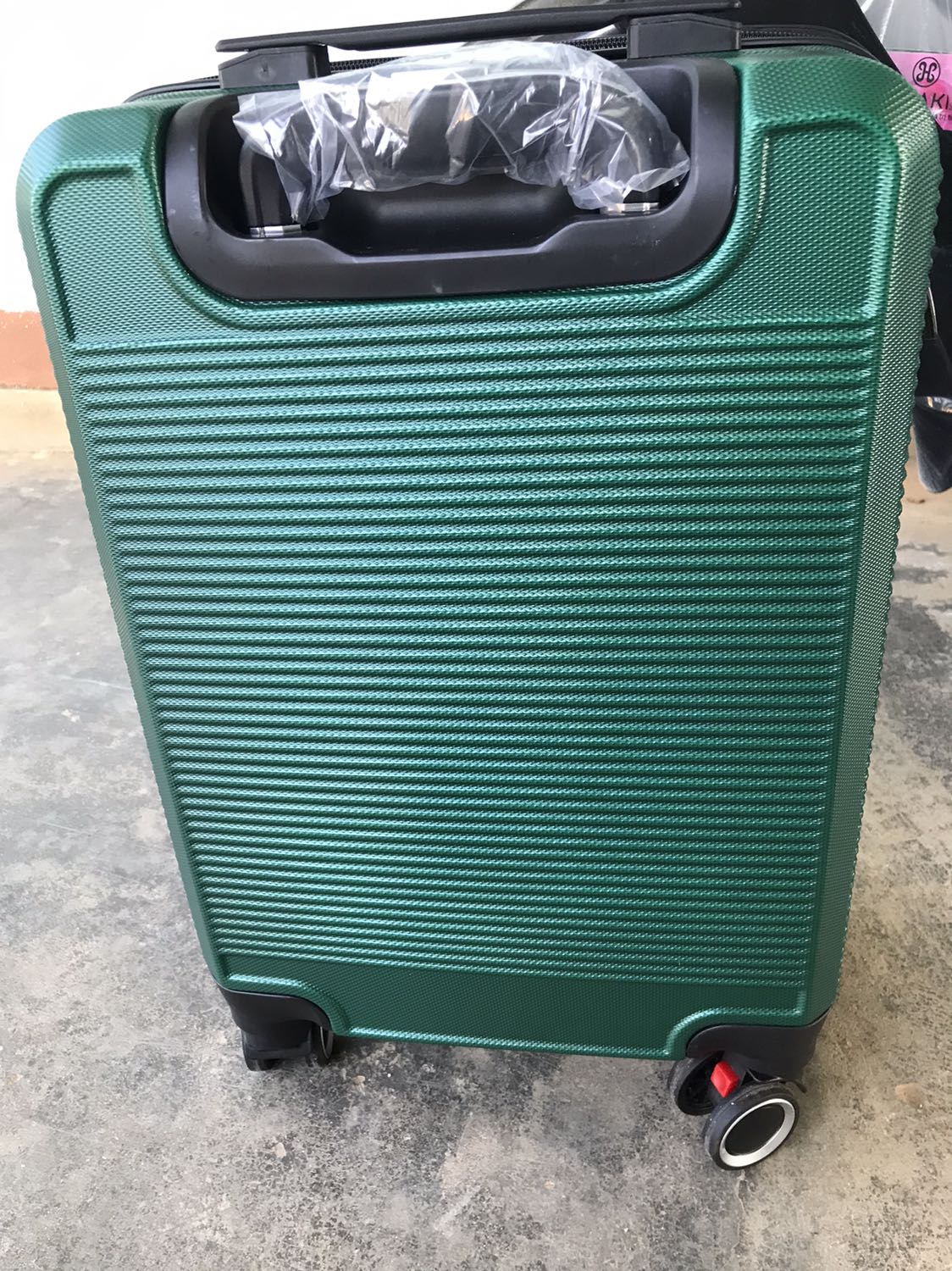 Vali màu sắc đậm hơn ảnh tí, nhựa hơi mỏng manh ọp ẹp, k có phần chân đế cao su bên 1 mặt vali để khi để vali nằm xuống lấy đồ ko bị trầy xước; biết thế mình mua cái túi bọc cho đỡ xước. Mình nghĩ mọi người nên thêm tiền mua con vali khác nhựa dày dặn chắc chắn hơn nha. Nếu có time quay lại mình sẽ thêm tiền mua con vali khác chắc chắn cứng cáp hơn. Phần lót trong mỏng, chỉ có 1 ngăn đựng đồ, k có nhiều ngăn phụ khác như vali khác, bất tiện. Phần tay cầm ko chắc chắn