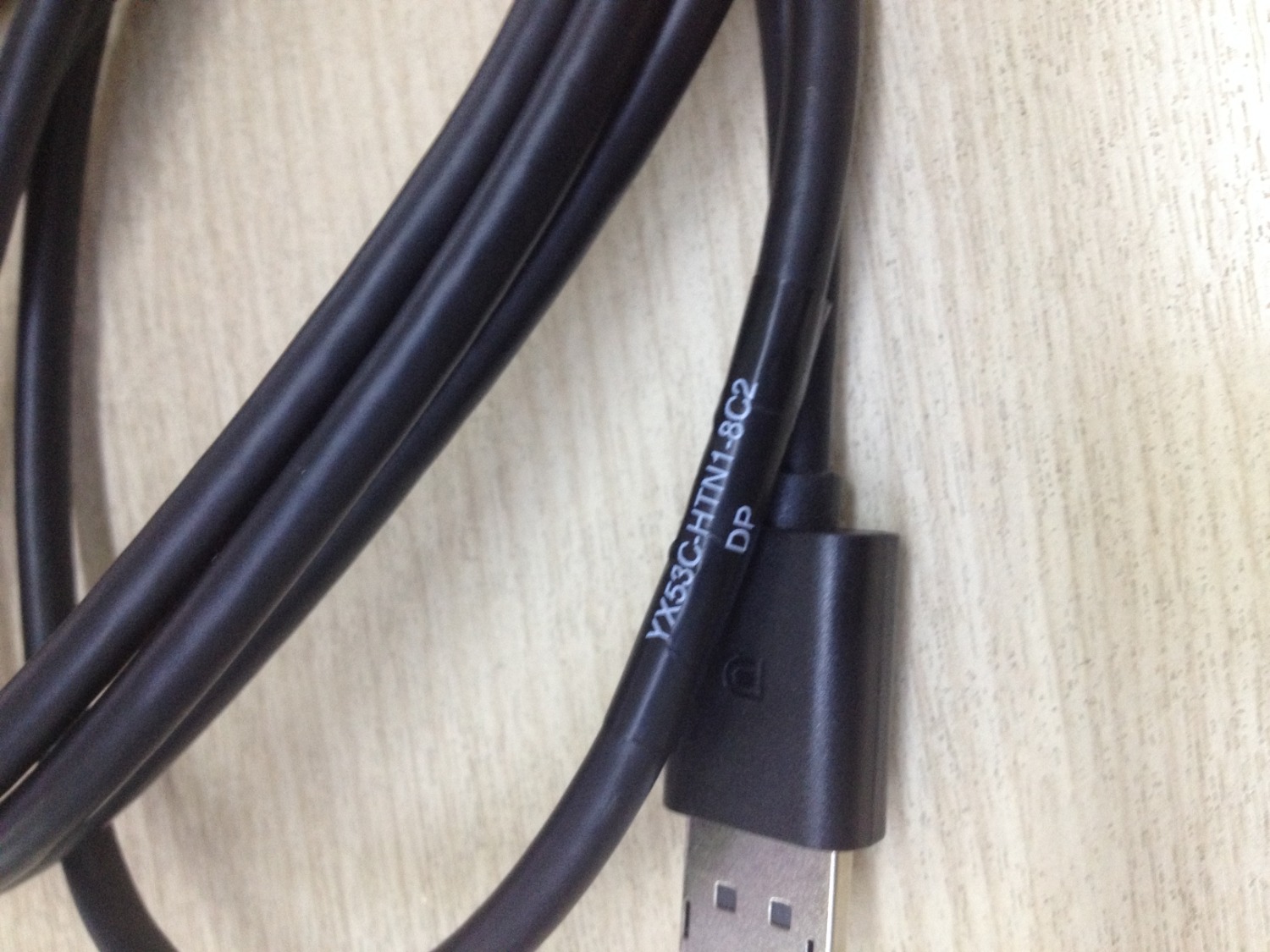 Tôi đã mua nhiều cáp của Ugreen, tất cả đều có bao bì của Ugreen và 2 đầu cáp mạ vàng (như hình đăng rao bán). Tuy nhiên cáp giao cho tôi không có bao bì của Ugreen, cáp cũng không phải của Ugreen luôn, đã vậy còn cố tình in 1 cái nhãn in "Cáp ... Ugreen chính hãng" dán lên bịch nilong nữa chứ. Thật không thể hiểu nổi.