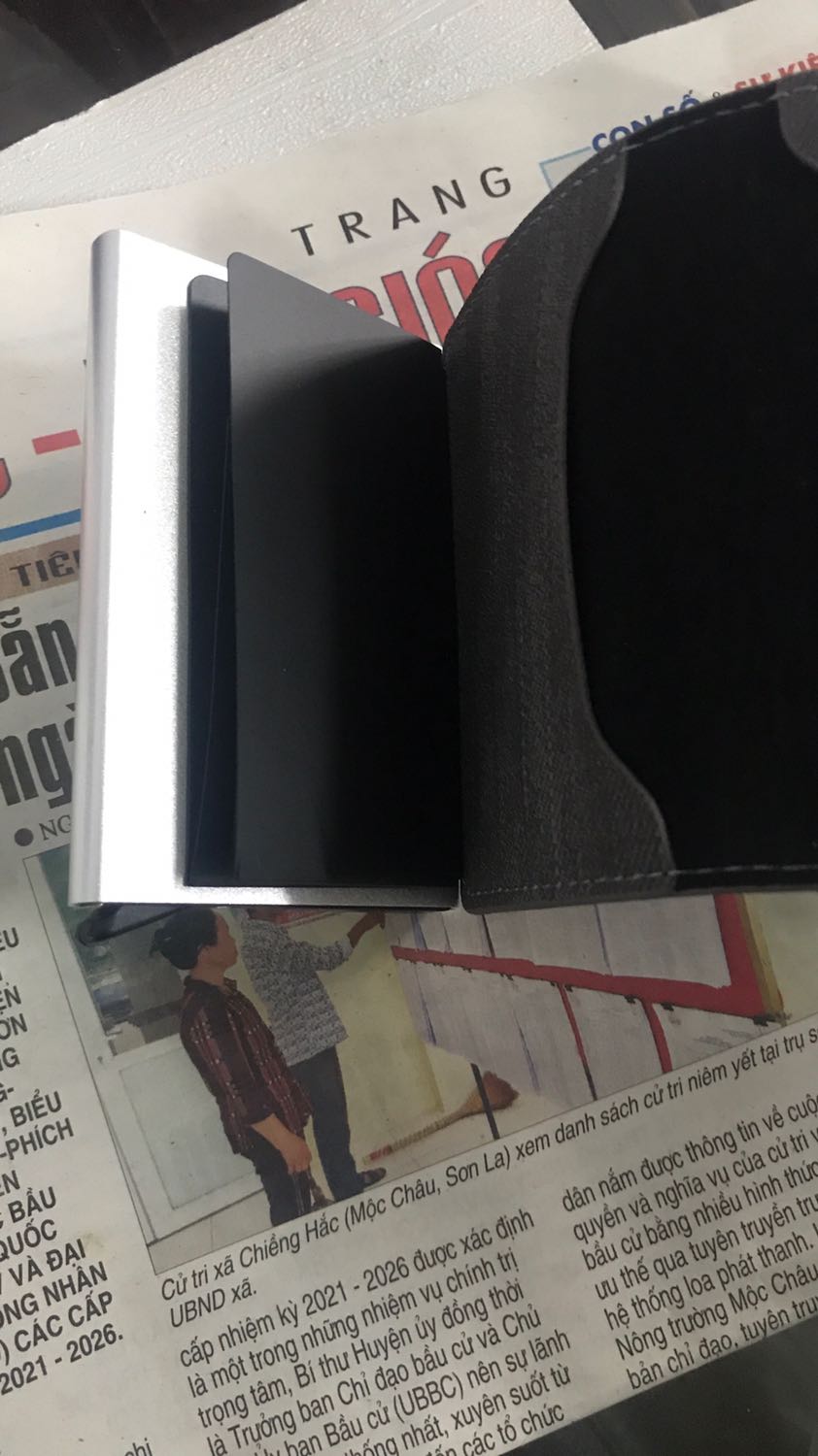 Hộp ví bằng nhôm chắc chắn. Có thể nhét được rất nhiều thẻ, cớ 9-10 cái gì đó tại mình không đủ thẻ. Cơ cấu giữ thẻ chắc chắn. Khi cần lấy có lẫy gẩy thẻ ra theo thứ tự cao thấp khá là tiện luôn. Vỏ da may đẹp chắc chắn có thể để tiền hoặc giấy tờ nhỏ cũng ok luôn. Sản phẩm hữu dụng