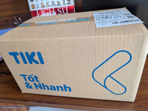 Review này không phải về nội dung mà để bảy tỏ sự yêu thích đối với dịch vụ của Tiki Now. Ngoài việc giao hàng nhanh & các CTKM thường xuyên (cuốn này mình mua với giá giảm 40%) thì mình ấn tượng với cách đóng gói của Tiki: Hộp giao hàng khá to, được chèn bởi các phần giấy vụn cứng để đảm bảo không bị móp méo chèn ép khi giao hàng :)