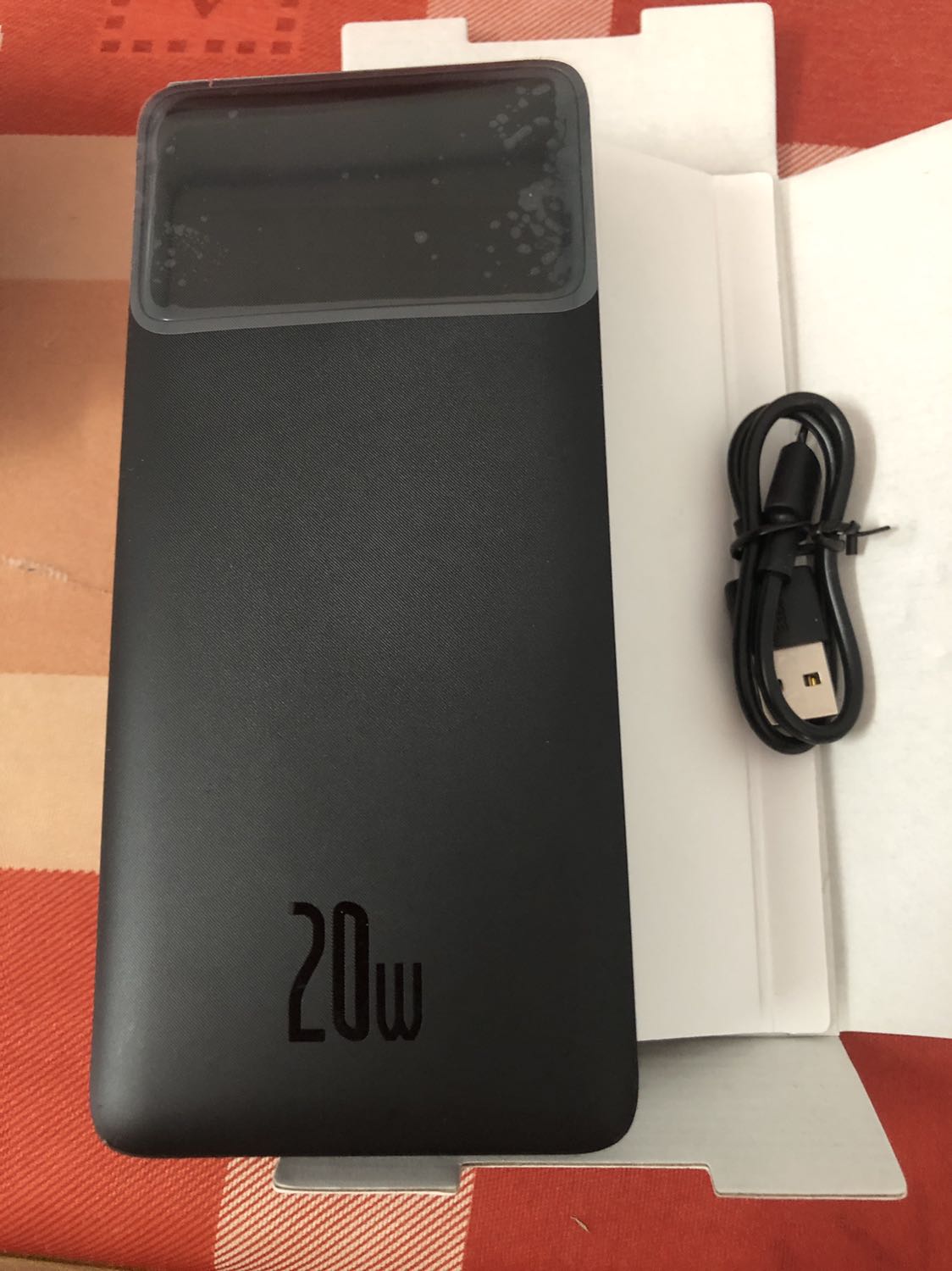 Thiết kế sạc dự phòng chắc chắn - Nhiều cổng input output tiện lợi - Dung lượng cao 20.000mAh + hỗ trợ sạc nhanh tạm ổn - Giá thì khác ổn so với các hãng khác