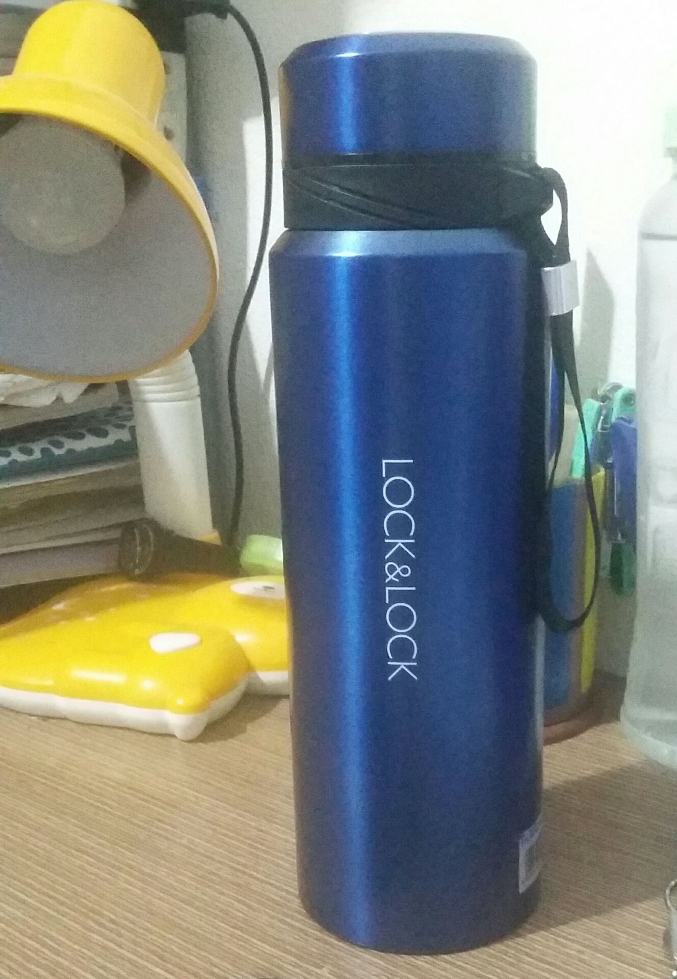 Bình có mẫu mã đẹp, màu cũng đẹp, giữ nhiệt tốt, không bị đổ nước do nắp có gioăng cao su. Tuy nhiên ban đầu cái gioăng này có mùi rất khó chịu, mình phải ngâm nó với một ít cà phê đặc để trong 3 ngày. Giờ thì rất ok. Uống nước còn thơm thoang thoảng mùi cà phê nữa !