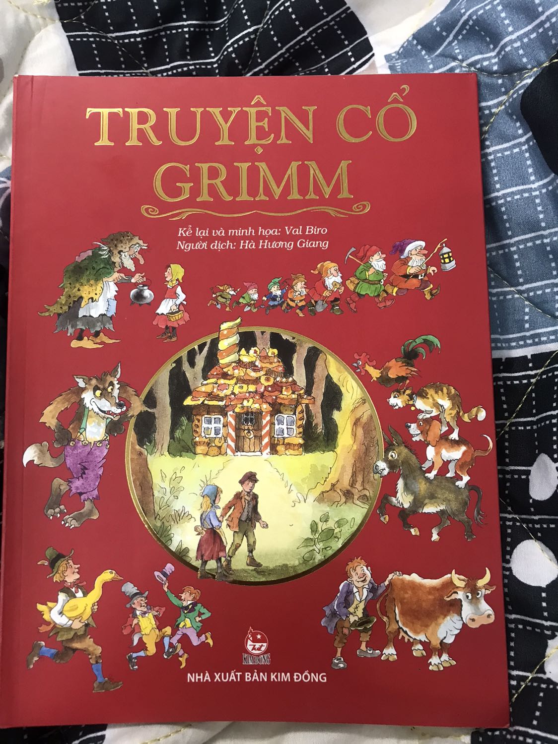 Màu sắc đẹp, chữ to rõ ràng nè! Hơi ít truyện nhưng mà nếu bé thích mình có thể kể đi kể lại hoài ko chán. 
Lời dịch hơi lớn nên các bé mà có đọc thì ba mẹ nên giải thích vài từ khó! 
Mỗi tội di chuyển tới hơn nửa tháng nên gáy bị móp méo rồi