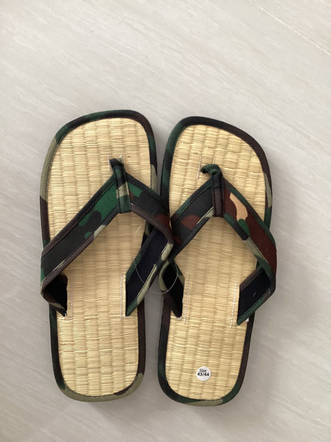 Size 43/44, Dép vừa chân; tuy dép không nghe nhiều mùi quế như mong đợi nhưng mình cho shop 5 sao khi trả lời nhiệt tình và tăng size cho mình so với thực tế (vì trên hệ thoongs ko chọn được size lớn hơn)