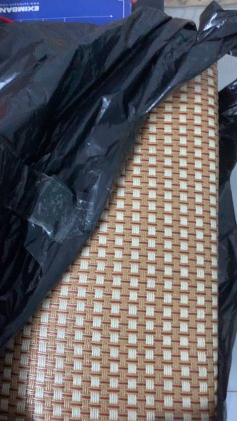 Hàng giao nhanh sản phẩm như hình nha mọi người..nằm mát lắm ạ

đường vân nổi sợi mây - dùng ổn, không bị mùi khó chịu khi nằm phòng điều hòa như chiếu nhựa 

dễ xử lý, dễ lau. màu đẹp, nhìn xịn xò. đơn lần trước thì loại khác hơi mỏng - nhưng đơn lần này thì tốt hơn.và dầy hơn. cho 5 sao nhazzz