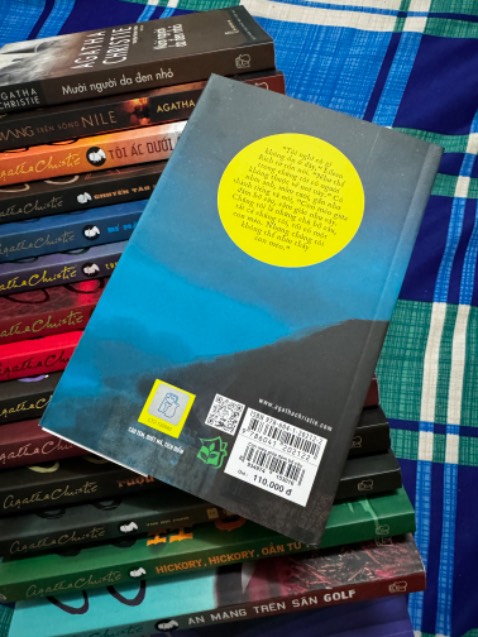 Sách trinh thám của Agatha Christie auto hay. Shipper giao đúng hẹn.