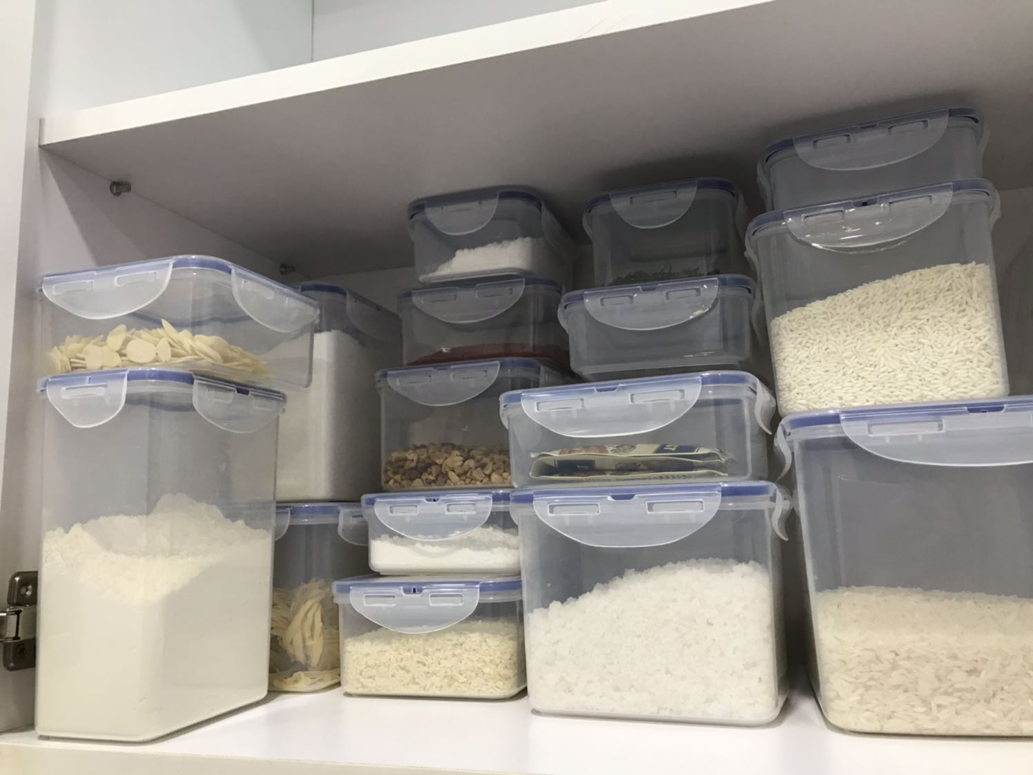 Nhà mình tranh thủ đợt sale trên Tiki gôm 4 bộ Lock&Lock, hết thảy khoảng triệu rưỡi được tới 24 hộp lớn nhỏ. Rất hài lòng vì giá cả giảm hợp lý, an tâm sử dụng cho gia đình nhỏ, rửa chén không bám dầu mỡ, bảo quản rất kín thực phẩm.