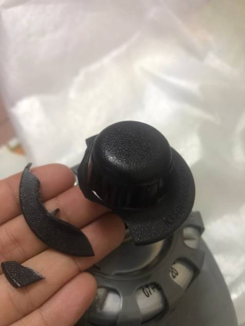 rất tin tưởng tiki nhưng lần này thì hơi nản. 
Lần 1: nhận về thấy hộp móp móp là nghi nghi, mở ra thì thấy bìa cactong cố định quạt ko đúng như hàng mới mà kiểu lấy ra bỏ vô đại nên kqua là thấy cái núm vặn giữ cánh quạt bị vỡ. phản hồi tiki cho thu hồi dù m bảo chỉ cần gởi lại núm khác cho m để đỡ công vc nhưng tiki nói cần thu về toàn bộ. OK thấy hài lòng.
Lần 2: hộp nhìn chung ko móp như L1, mở ra cũng thấy tốt nhưng cái bao nilong bọc phần động cơ bị trầy rách nhiều nên thấy nghi nghi. Mở ra kiểm tra thì vòng nhựa  giữ lồng quạt sau bị méo (như hình kèm theo), vỏ nhựa chụp phía sau của động cơ bị nứt, thiệt tình nản luôn. Lắp vào mà lắp kiểu rón rén sợ hư mà thiệt là cái vòng nó móp nên vặn cũng có chút khó khăn. cho chạy thử thì mạnh, hơi ồn.
Lần này nhận xét về khâu kiểm tra đóng gói của tiki đã xuống cấp thật, gới hàng L2 về ngoại quan và bên trong nhìn thì ok nhưng kiểu như lấy hàng bị hỏng vẫn giao cho khách. không kiểm tra kỹ hàng trước khi giao . 
Nếu tiki không sửa đổi về các khâu này thì chất lượng của tiki ngày càng đi xuống, cho dù chế độ hậu mãi của các bạn có tốt đến mấy nhưng khâu ban đầu đã kém thì mất dần uy tín với khách hàng, họ rất ngại đổi trả liên tục như vậy