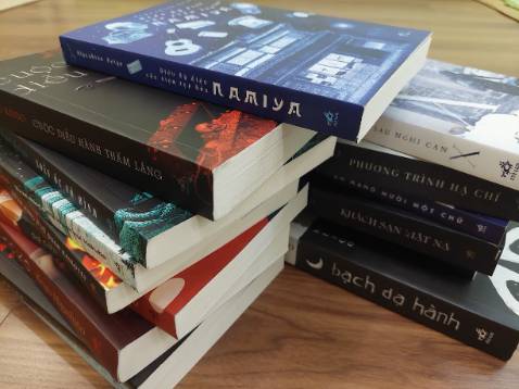 Tiệp tap hóa Namiya nơi kết nối quá khứ với hiện tại cũng là nơi kết nối những thân phận con người. Một cốt chuyện nhẹ nhàng mang hơi hướng kỳ ảo giả tưởng nhưng vẫn đong đày cảm xúc. Không giồng với các tác phẩm trinh thám tội phạm mang màu sắc bi quan, đọng lại trong tâm trí người đọc ở tác phẩm này là những điều tốt đẹp, kỳ diệu có từ bản chất thiện lương của con người.