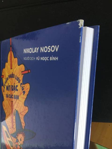 Lần đầu tiên nhận sách mà gói một cách hời hợt vậy, chỉ một lớp bìa bọc ngoài lỏng lẻo, nhìn thấy cả sách bên trong, lôi ra thì thấy cạnh sách bị trầy như vầy. Rất đau lòng cho một cuốn sách mong đợi.