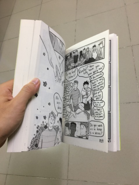 Sách dày, giấy cứng chắc chắn, nét vẽ đáng yêu đặc trưng của tác giả, nội dung một càng lúc càng dễ thương. Không hiểu sao tập này đọc cảm thấy dài và đã hơn 2 tập đầu dù độ giày tương đương. Tiếng Anh chuẩn và được viết tay nên nhìn càng đáng yêu, rất có ích cho việc học và rèn ngoại ngữ. Khuyết điểm nhỏ là không có kẹp sách, giấy vẫn còn thô ráp và thi thoảng còn mùi mực. Khác phim, đến tập này Tao mới biết mối quan hệ của 2 nam chính trong khi mọi thứ đã ngã ngũ ở mùa 1 của Netflix. Diễn biến nhẹ nhàng không cố tình phải làm quá các xung đột nên cá nhân mình thấy bản truyện tranh đáng yêu hơn. Dù sao cũng rất hóng tập này sẽ được chuyển thể thế nào trong mùa 2 tới của Netflix.