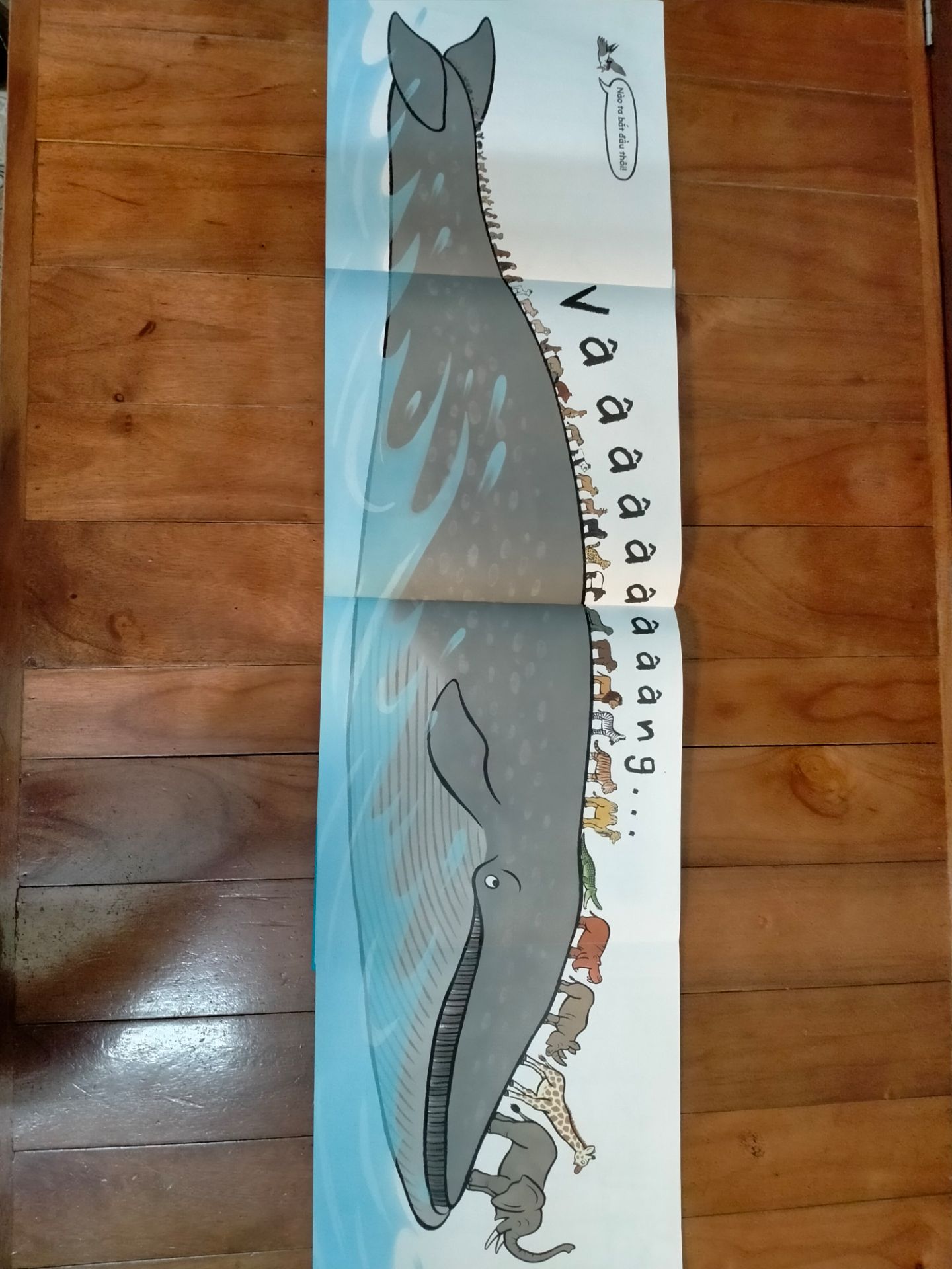 Quyển này rất phù hợp với các bé mầm non luôn ạ. Hình minh hoạ trong sách rất gần gũi, đáng yêu, đẹp cực luôn; chất giấy khá là mềm, mịn, thơm cực luôn.